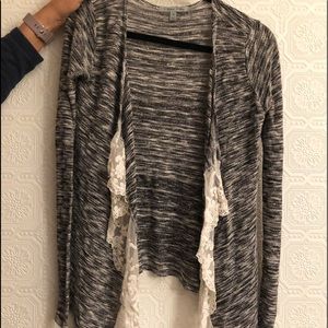 Gnarled sweater with white lace